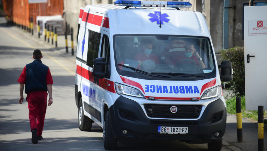 Sudar kamiona i kombija kod petlje Novi Banovci, jedna osoba povređena (VIDEO)