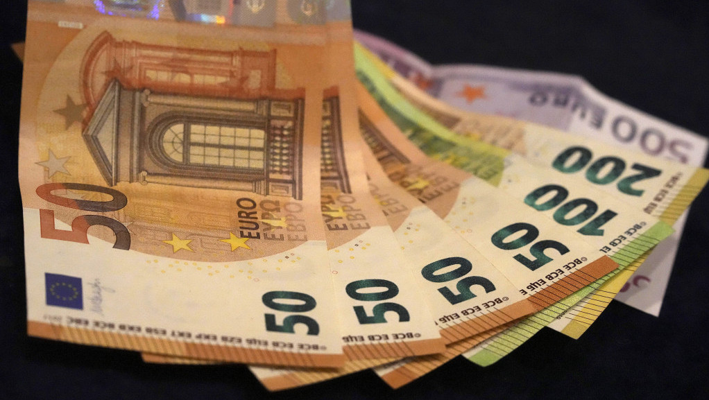 Građani najviše štede u evrima: Od nedavno u bankama čuvaju i rublje