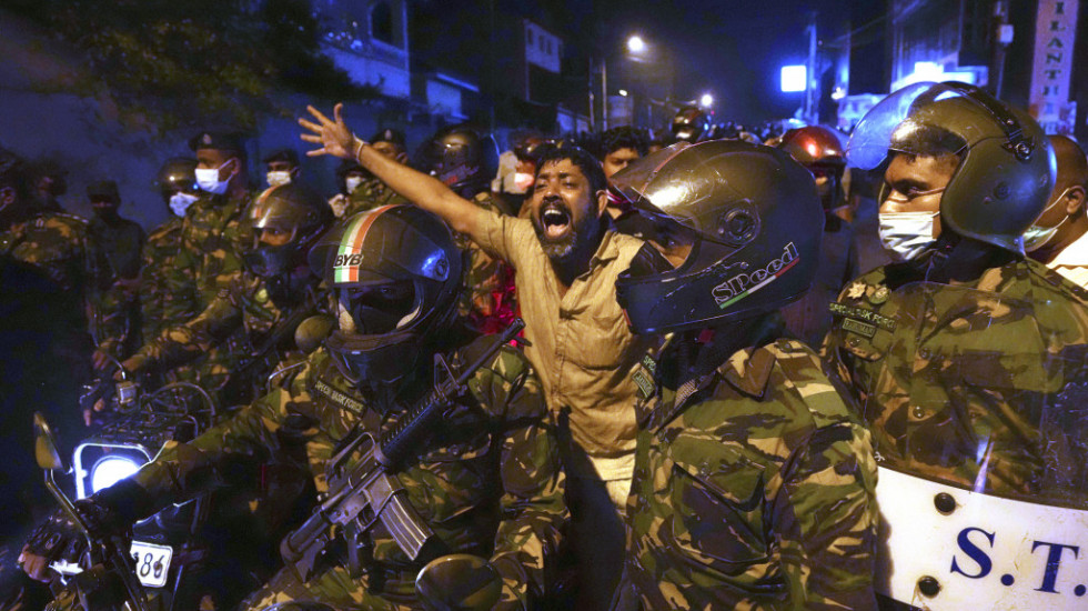 Šri Lanka uvela policijski čas posle sukoba na protestima zbog nestašice struje, goriva, hrane i lekova