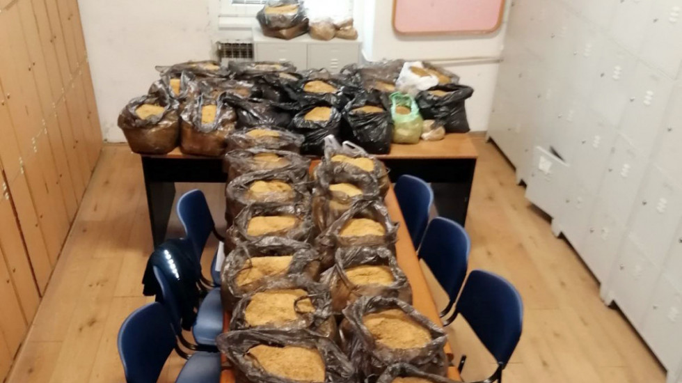Policija u Zemunu pronašla 110 kilograma rezanog duvana, uhapšene dve osobe