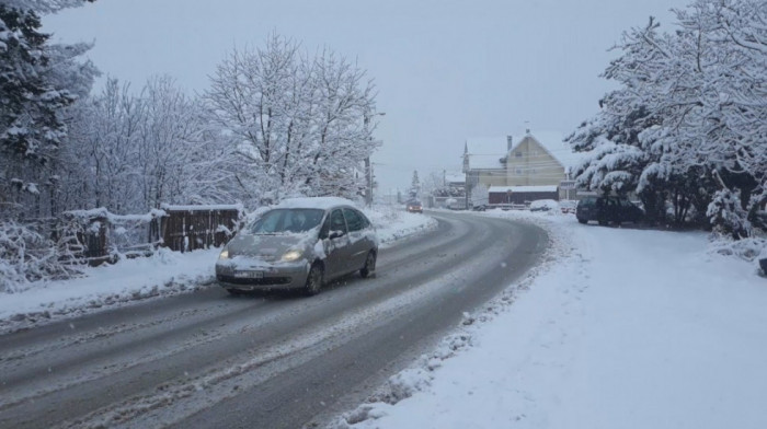 Na Zlatiboru palo 10 centimetara novog snega, otežan saobraćaj na planinskim prevojima