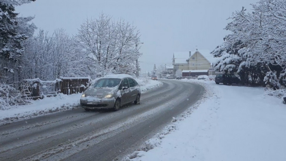 Na Zlatiboru palo 10 centimetara novog snega, otežan saobraćaj na planinskim prevojima