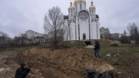 Ukrajinska policija tvrdi da su tri tela sa tragovima mučenja pronađena u jami kod Buče