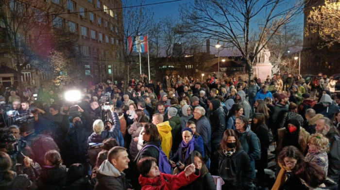 Slučaj procurelih ličnih informacija učesnika protesta: Ko "lista" fotografije okupljenih ispred RIK-a