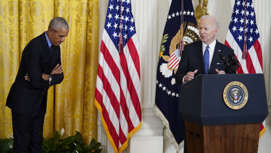 Obama i Bajden ponovo zajedno u Beloj kući, bivši predsednik SAD dočekan ovacijama