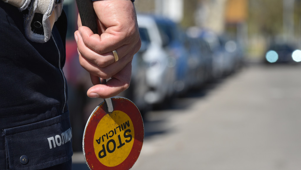 Zrenjaninska saobraćajna policija privremeno oduzela automobil od mladića