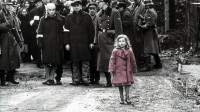 Devojčica u crvenom kaputu iz "Šindlerove liste" ponovo simbol nade - Spilbergova zvezda pomaže izbeglicama iz Ukrajine