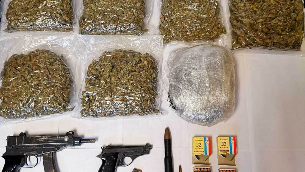 Policija zaplenila sedam kilograma marihuane: Tokom pretresa pronađena dva pištolja