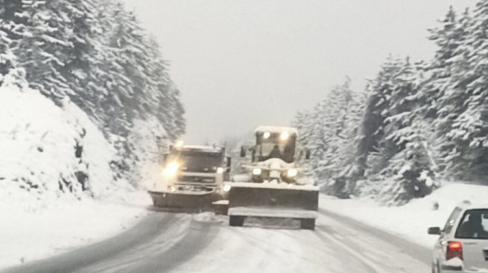 Snežna mećava pogodila Zlatibor: Šest kamiona već satima radi na pročišćavanju puteva
