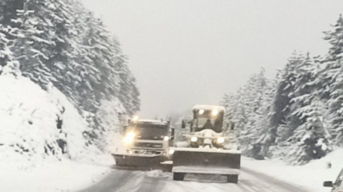 Snežna mećava pogodila Zlatibor: Šest kamiona već satima radi na pročišćavanju puteva