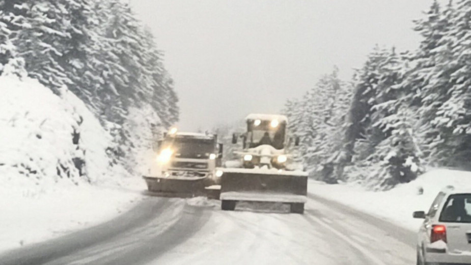 Snežna mećava pogodila Zlatibor: Šest kamiona već satima radi na pročišćavanju puteva