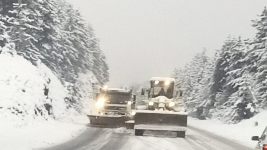 Snežna mećava pogodila Zlatibor: Šest kamiona već satima radi na pročišćavanju puteva