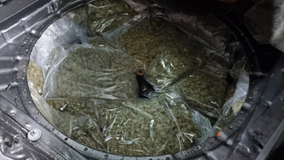 Akcija suzbijanja trgovine narkoticima: Uhapšene tri osobe u Beogradu, zaplenjeno 50 kilograma kanabisa i dva pištolja