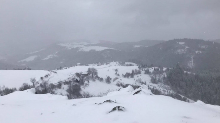 "Gledamo u nebo i strepimo od mraza": Na Goliji palo više od 20 centimetara snega, malinari strahuju za rod