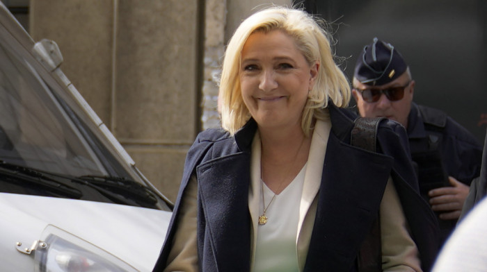 Marin le Pen pogođena jajetom u glavu tokom posete severu Francuske