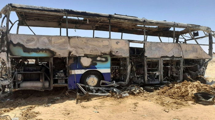 Zapalio se turistički autobus u Egiptu, najmanje 10 osoba stradalo
