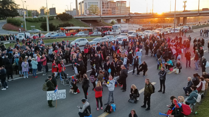 Deo pijačnih prodavaca nastavio protest blokadom auto-puta