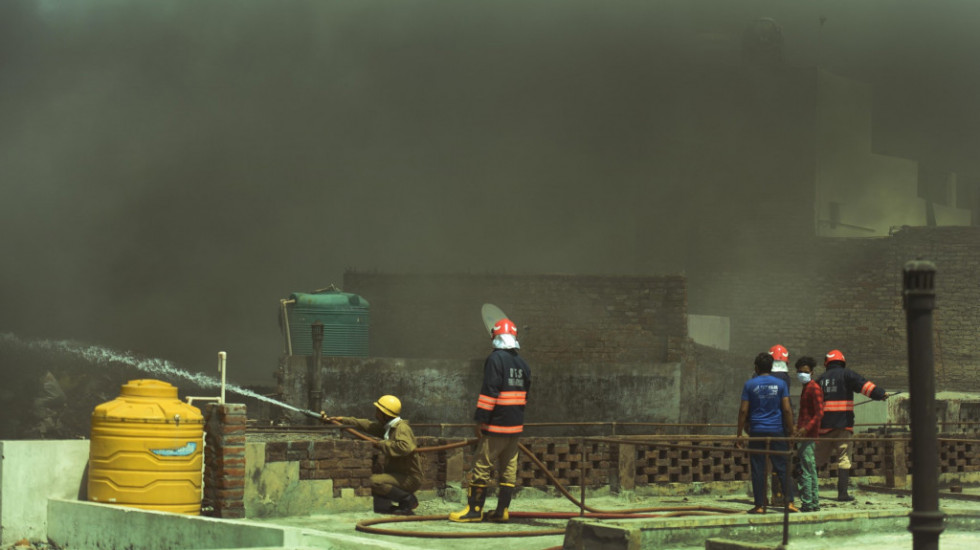 U požaru u Indiji poginulo osam osoba, a povređeno sedam - izgoreo salon električnih trotineta