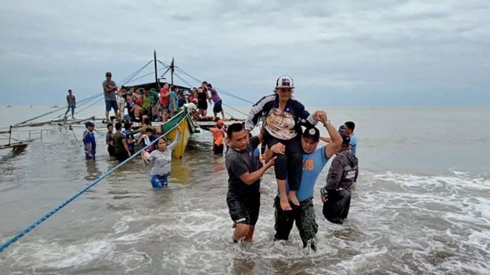 Najmanje 123 osobe stradale u tropskoj oluji na Filipinima