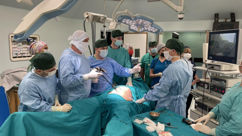 Hirurzi sa VMA izvadili pacijentu iz stomaka tumor težak 17,5 kilograma