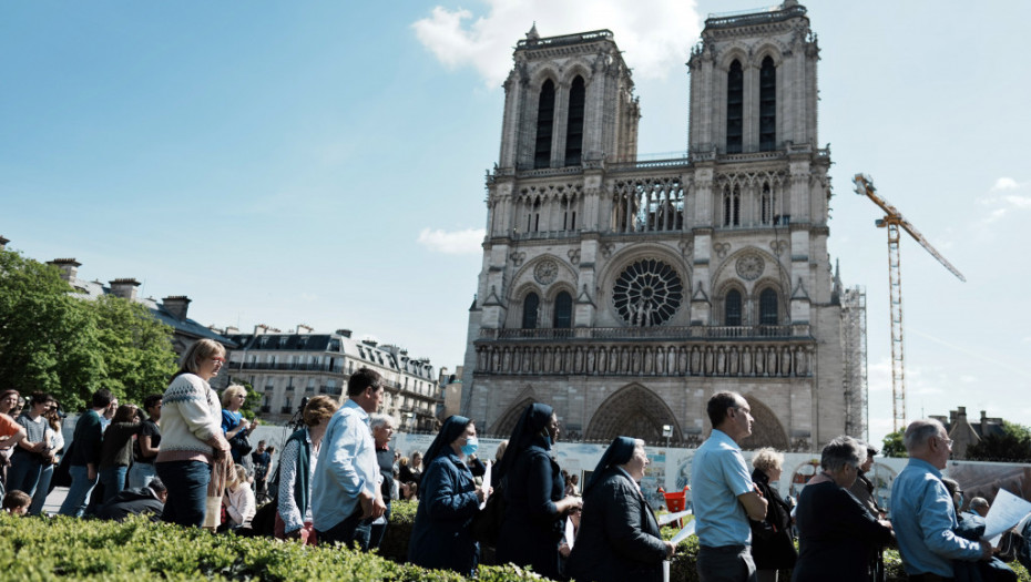 Veliki petak u Parizu: Stotine vernika ispred katedrale Notr Dam