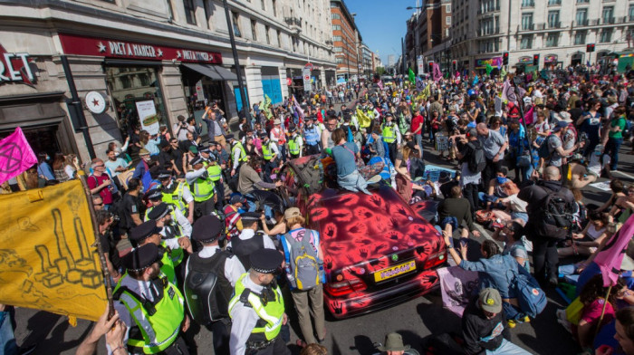 Protest protiv naftnih tankera u Londonu, šest osoba uhapšeno tokom akcije klimatskih aktivista