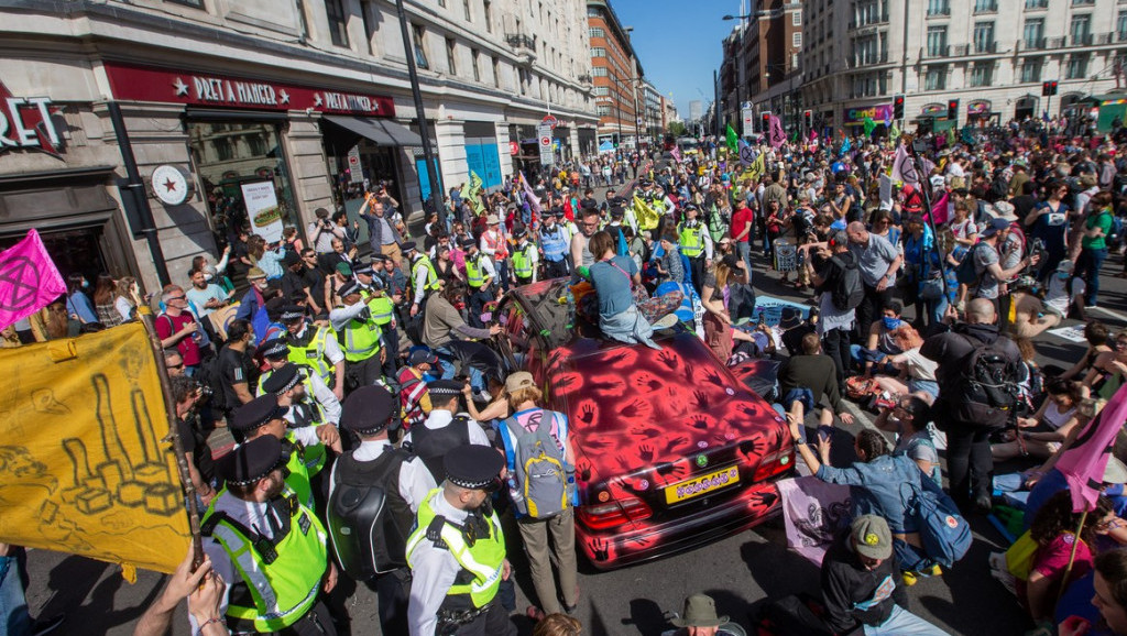 Protest protiv naftnih tankera u Londonu, šest osoba uhapšeno tokom akcije klimatskih aktivista