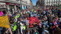Protest protiv naftnih tankera u Londonu, šest osoba uhapšeno tokom akcije klimatskih aktivista