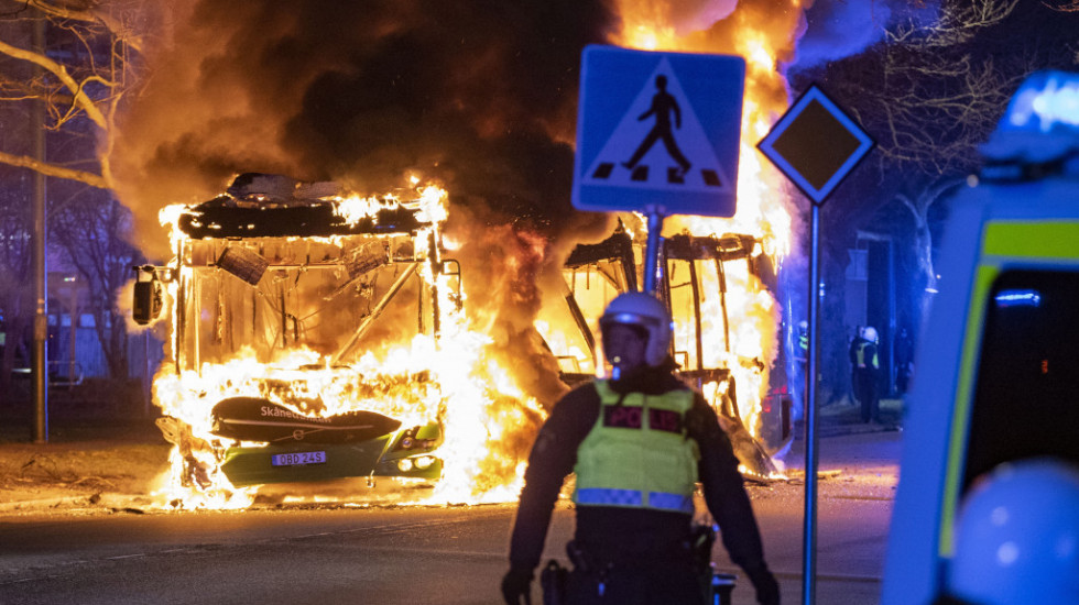 Nemiri u Švedskoj zbog plana desničara da spale Kuran, stotinu mladih bacalo kamenje, palilo automobile i gume