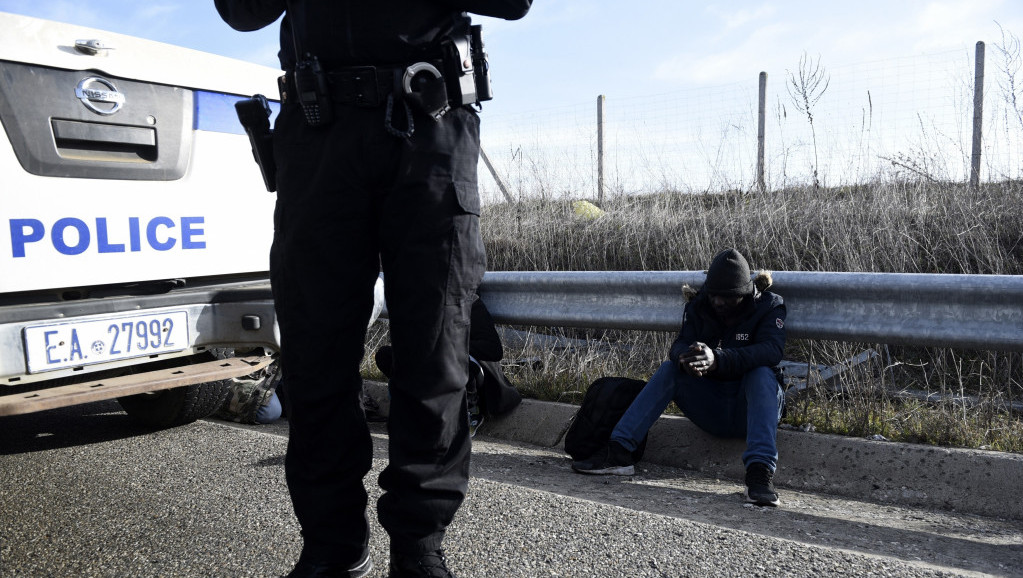 Pet grčkih policajaca u pritvoru za pomaganje pri prelasku ilegalnih migranata