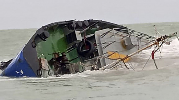 Obalska straža Tunisa izvukla tela 13 ljudi nakon što se čamac prevrnuo na putu ka Italiji