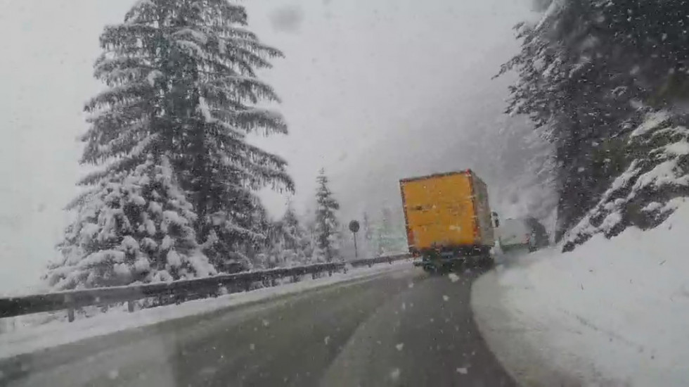 Otežan i usporen saobraćaj u planinskim predelima zbog snežnih padavina