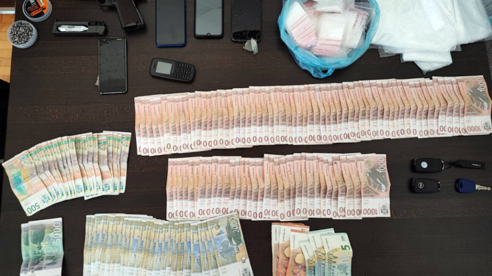Policija zaplenila drogu i novac u stanu na Voždovcu: Priveden i maloletnik