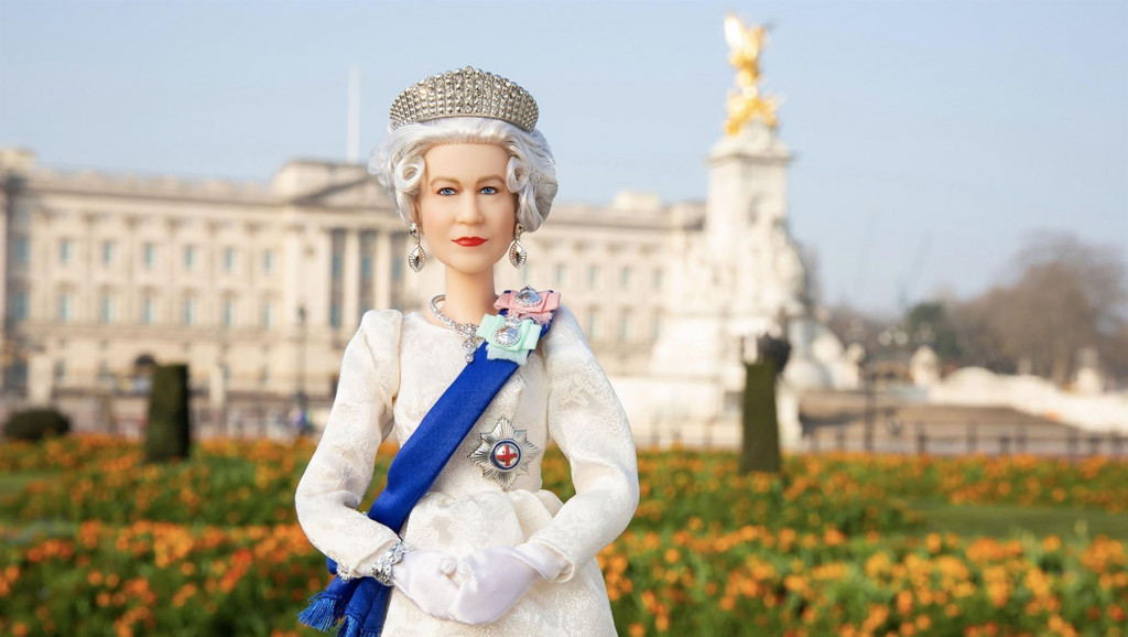 Kraljica Elizabeta Druga dobila Barbiku povodom jubileja