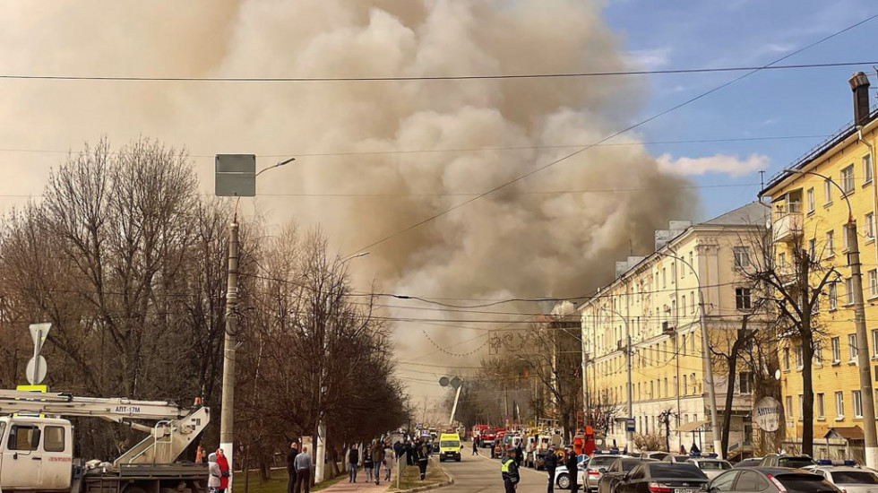 Jedna osoba poginula, 30 povređenih u požaru u vojnoj zgradi u Rusiji
