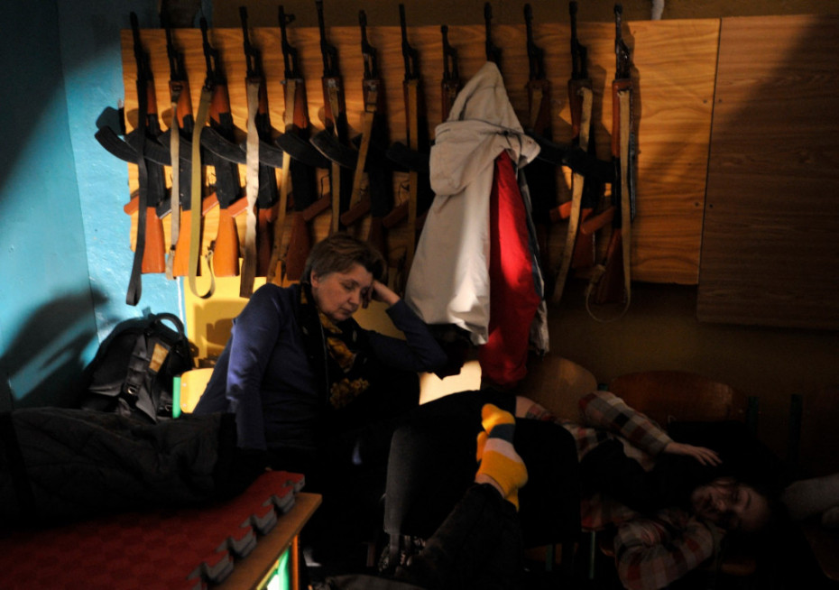 Ljudi se kriju u podzemnim skloništima u Kijevu