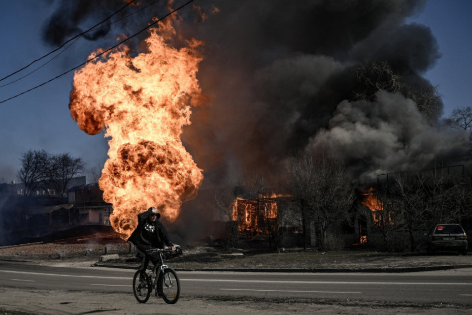 Biciklista pored plamena vatre u Harkovu