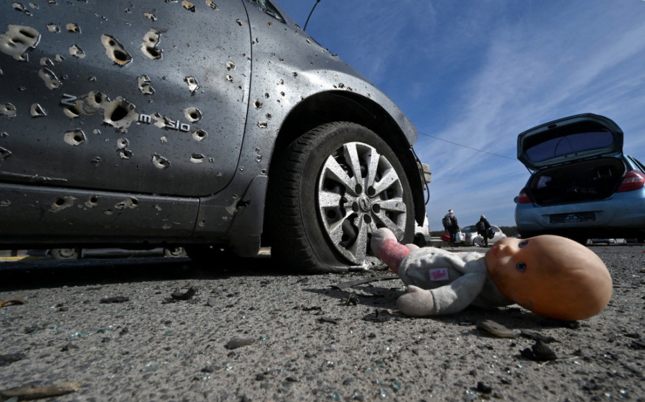 Napuštena lutka pored izrešetanog automobila u Iprinu