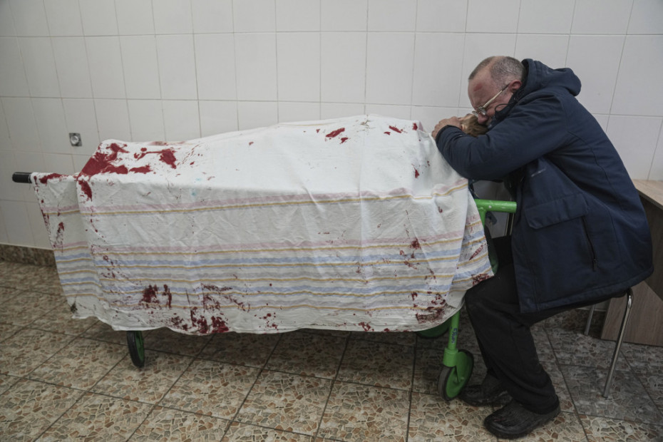 Serhi, otac tinejdžera, plače pored tela svog sina u bolnici u Marijupolju
