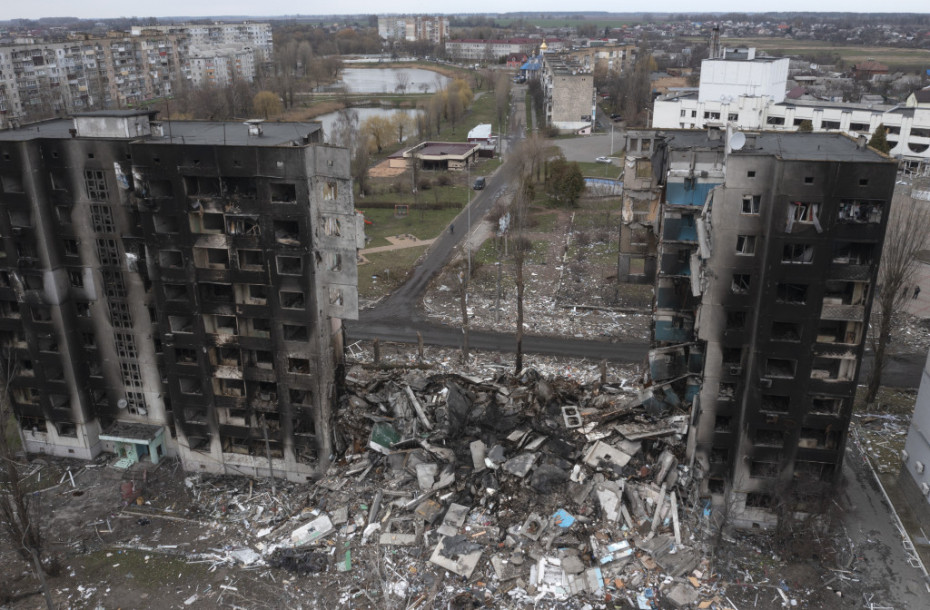 Teško oštećena stambena zgrada posle ruskog napada u centru Borođanke