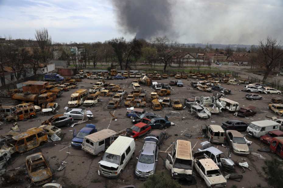 Oštećena i zapaljena vozila u Marijupolju