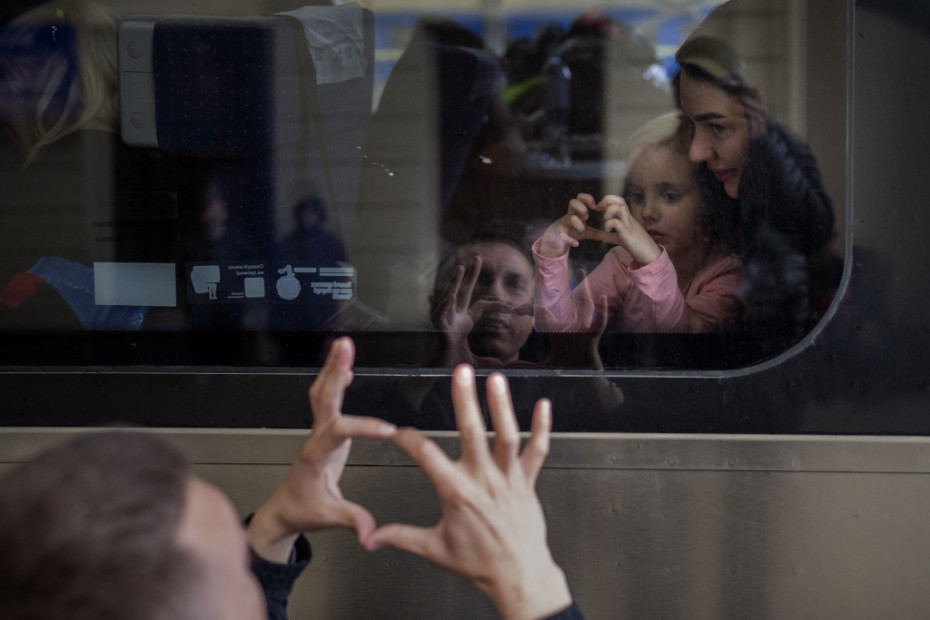 Ukrajinac nikolaj otpozdravlja se od svoje žene i ćerke na železničkoj stanici u Lavovu