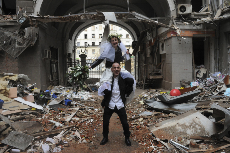 Volonteri Anastasia i Anton na venčanju među ruševinama u Kijevu