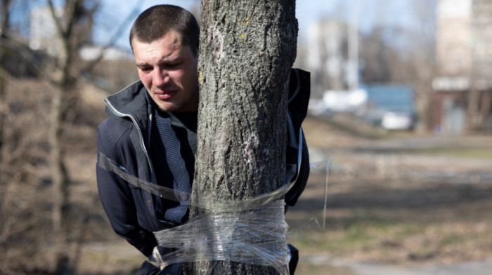 Vezani za drvo sa ustima punim krompira: Brutalne kazne za pljačkaše u Ukrajini