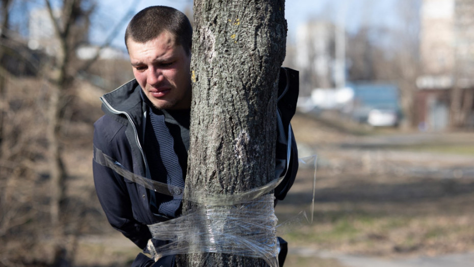 Vezani za drvo sa ustima punim krompira: Brutalne kazne za pljačkaše u Ukrajini