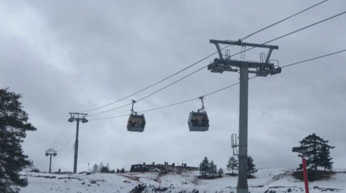 Jak vetar zaustavio najveću turističku atrakciju na Zlatiboru: Gondola nastavlja da radi kad se stabilizuje vreme