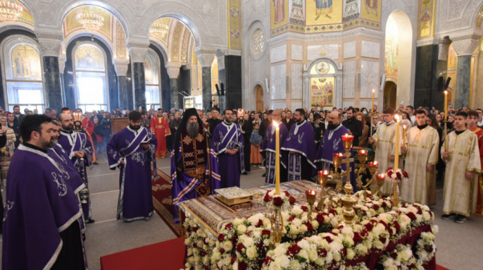 Patrijarh služio večernje Velikog petka, iz Hrama Svetog Save izneta Plaštanica