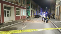 Posledice razornog zemljotresa u BiH: Više desetina objekata oštećeno, komunalci na terenu raščišćavaju šut i kamenje