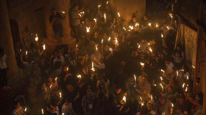 U Hramu Svetog Save u Beogradu vernicima podeljen Blagodatni oganj iz Jerusalima