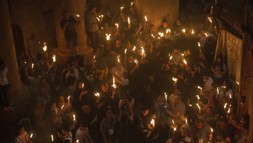 U Hramu Svetog Save u Beogradu vernicima podeljen Blagodatni oganj iz Jerusalima
